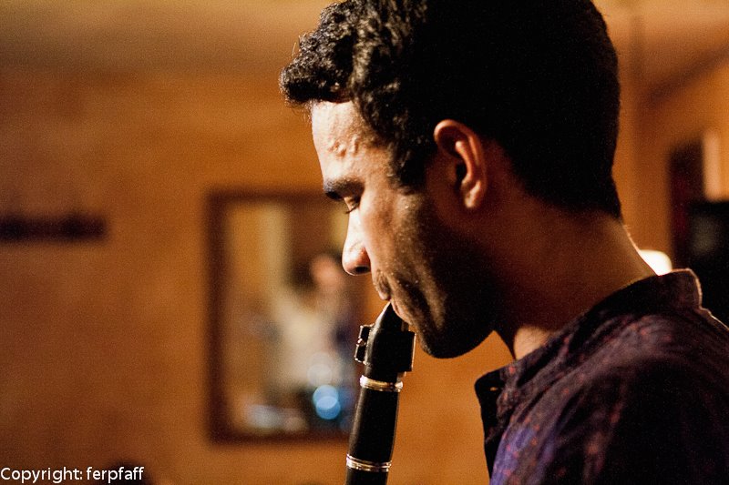 Robindro Nikolic giving a clarinet masterclass, teaching klezmer and Balkan music styles